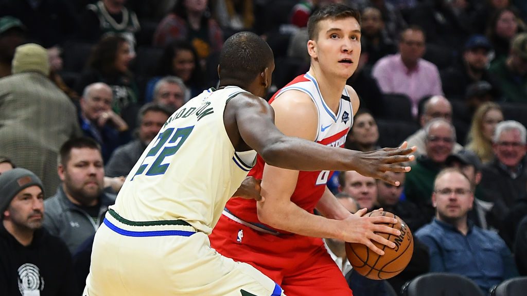 林崴31分同曦不敌广东 李弘权26分上海胜四川